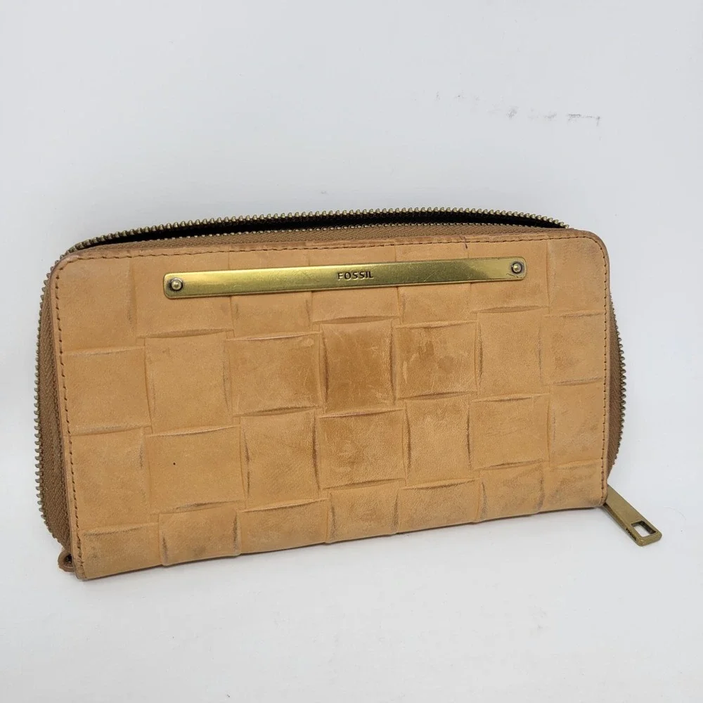 Fossil Wallet Tan‎ Leather Zip-Around Logo Wristlet Woven Look Design
